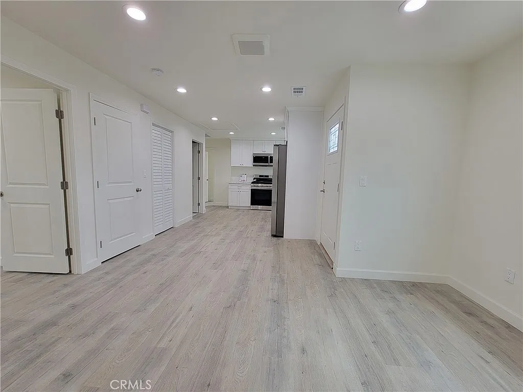 3 bed, 1042 sqft, $3,400 — Photo 3