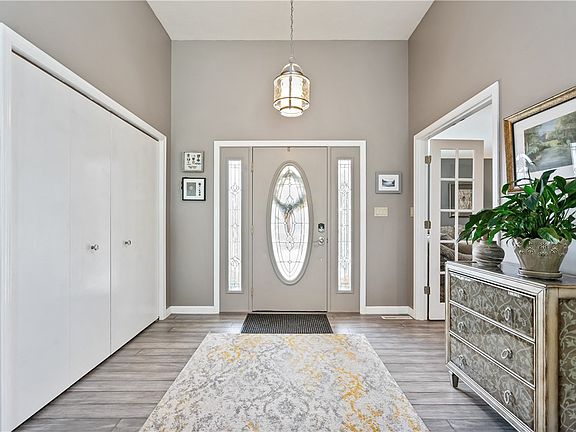 5th image of 208 Camelot Dr