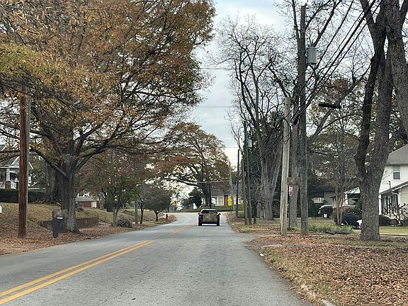 5th image of 645 Maple Dr