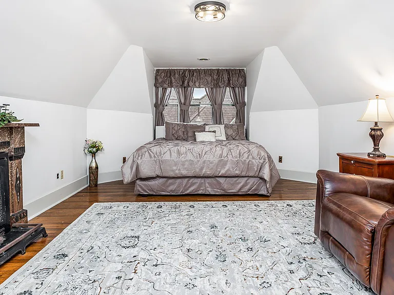 1155 Grove Ter — Photo 32