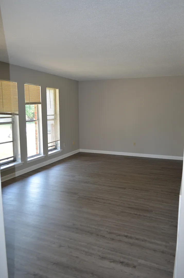 201-203 Maple Grove Way — Photo 3