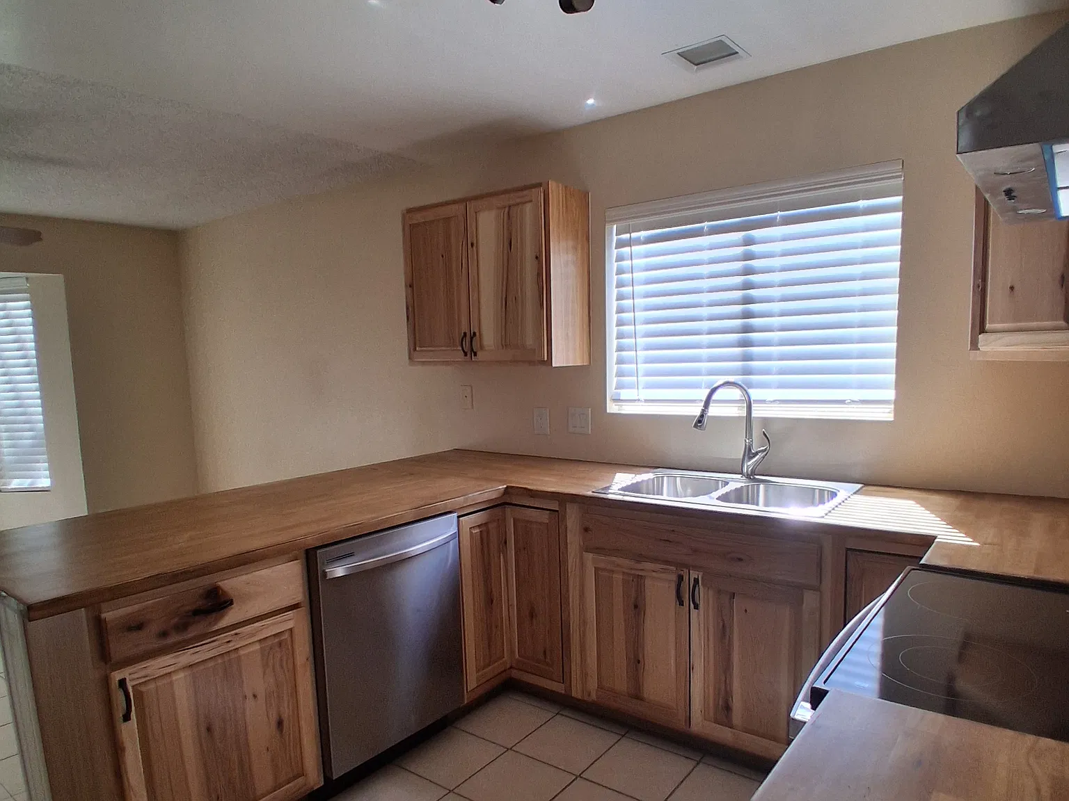 3 bed, 1400 sqft, $2,100 — Photo 2
