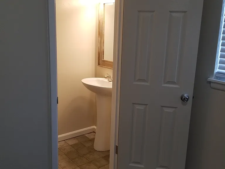 515 Warwick Dr — Photo 22