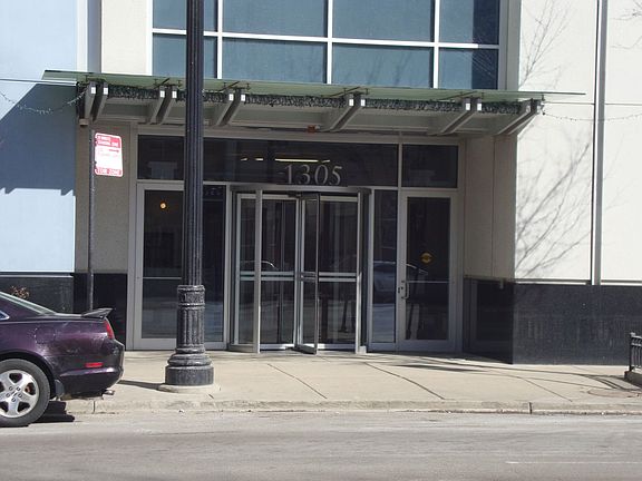 2nd image of 1305 S Michigan Ave APT 813