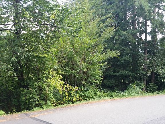 2nd image of 1560 Sycamore Drive SE
