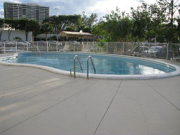 5th image of 1750 NE 115th St APT 402