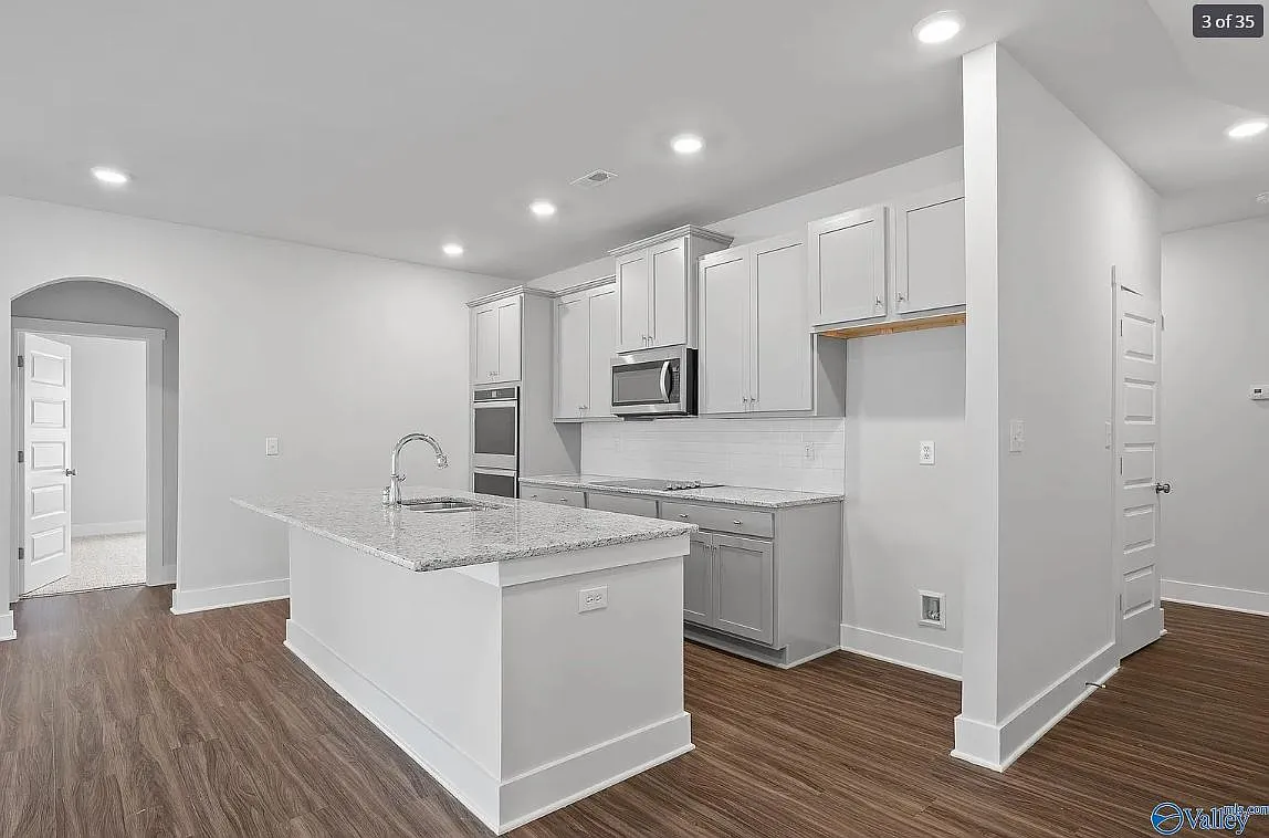 6 bed, 3217 sqft, $630 — Photo 2