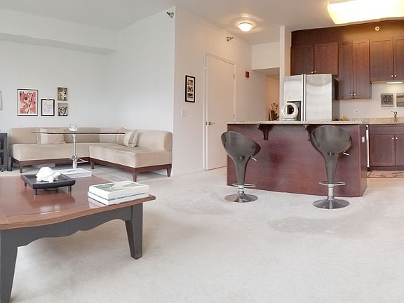 4th image of 33 W Ontario St APT 33C