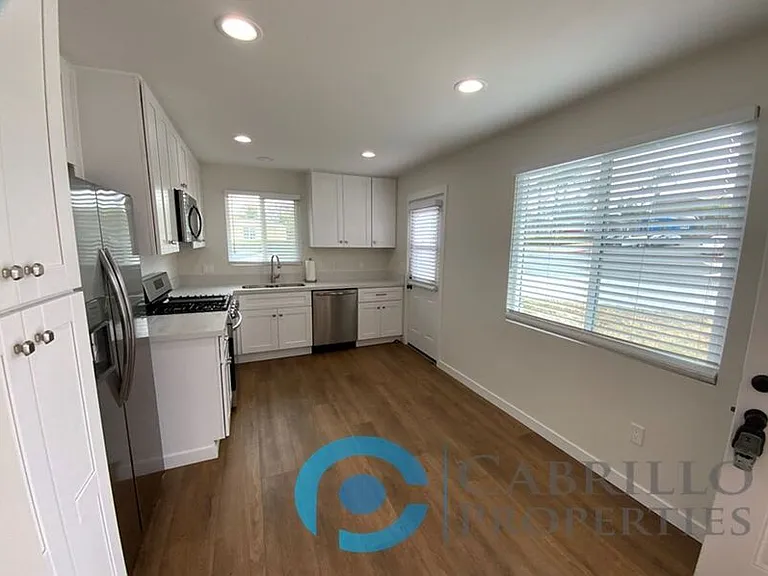 1628 Burton St — Photo 9