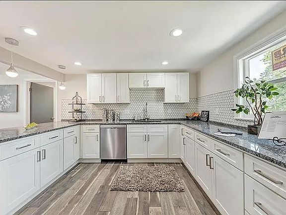 5th image of 330 Elmbrook Ln
