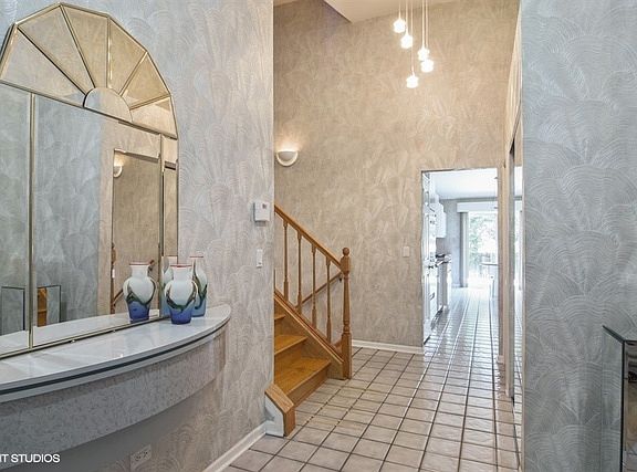 3rd image of 834 Heritage Dr