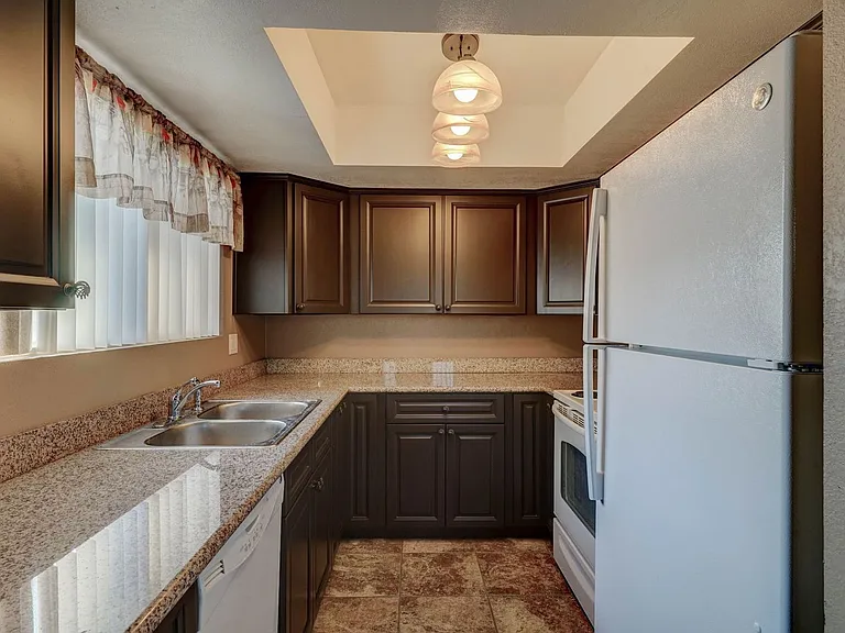 3301 W Loma Ln #4 — Photo 3