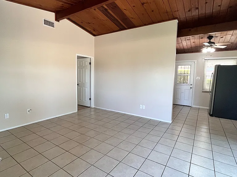 703 E Linfield St — Photo 5