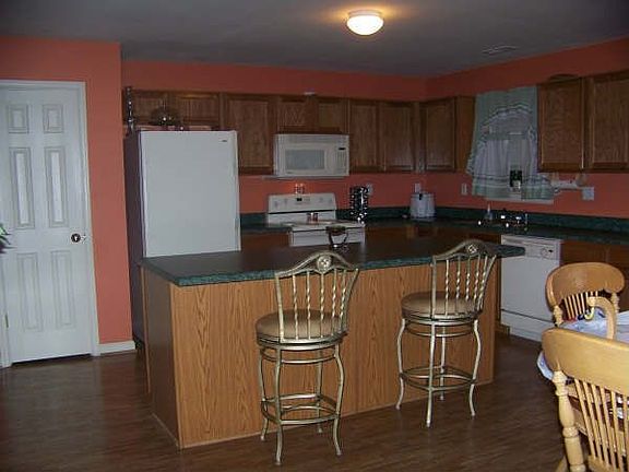 Kitchen w/island 