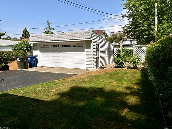 3rd image of 2087 Ferndale Ave
