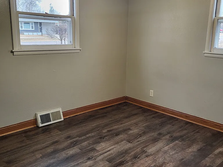 2128 Birch Ave — Photo 4