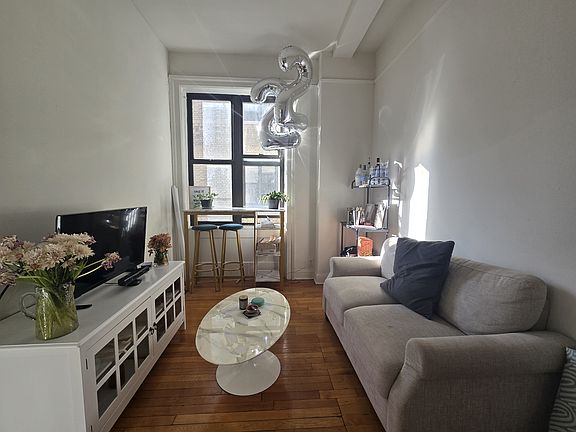 3rd image of 515 Cathedral Pkwy #9F