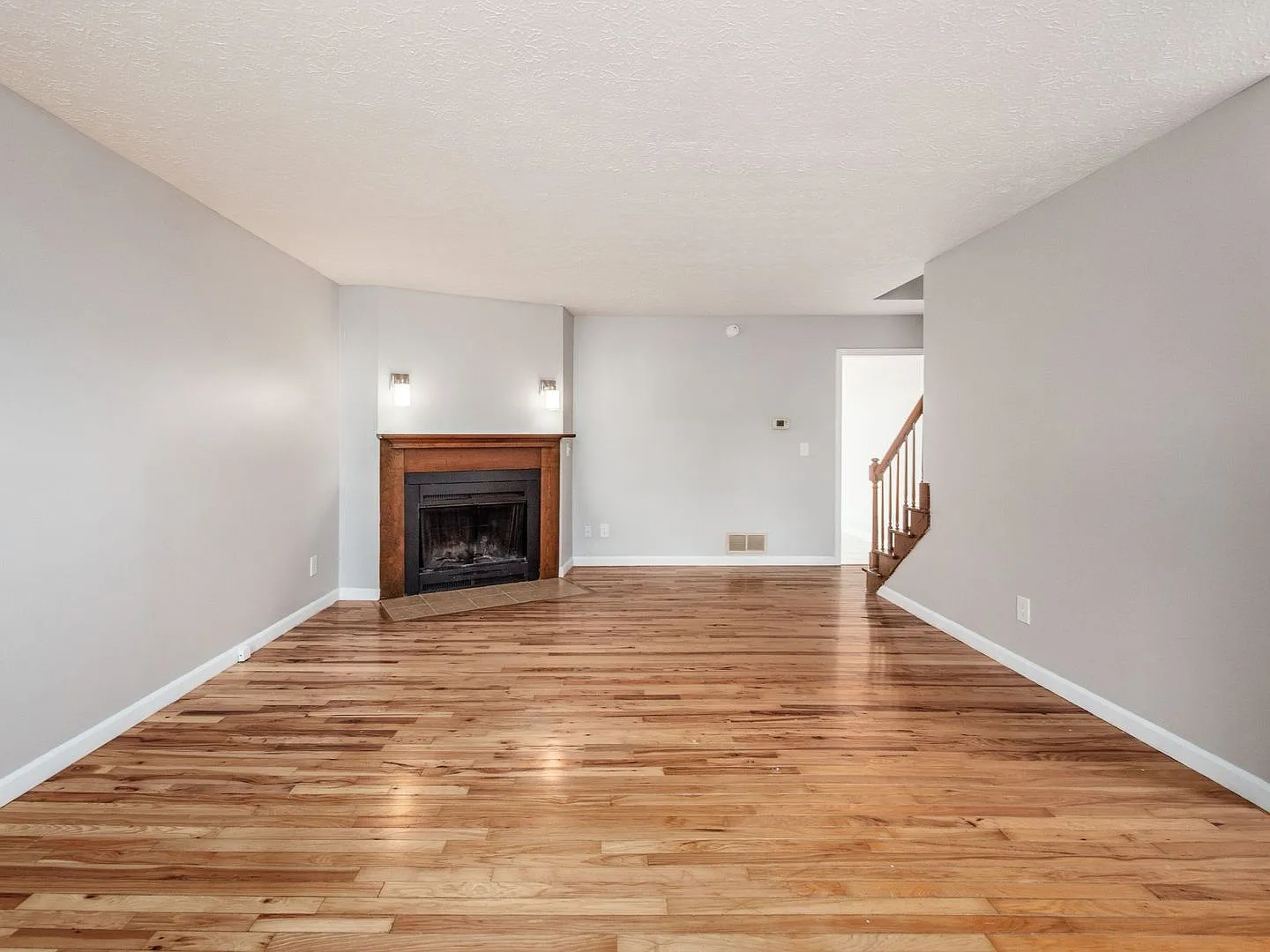 2 bed, 1.5 bath, 1900 sqft, $1,900 — Photo 4