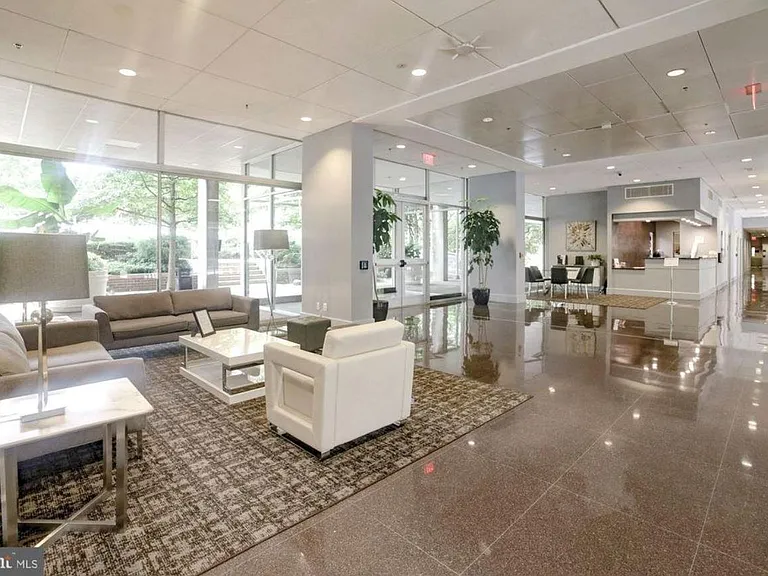Lobby - Concierge service 24/7