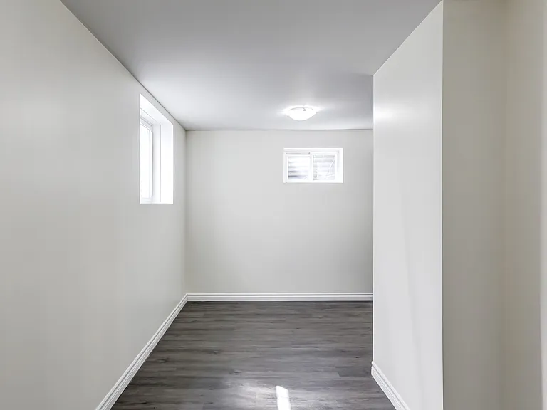5 Daphne Cres #BASEMENT — Photo 13