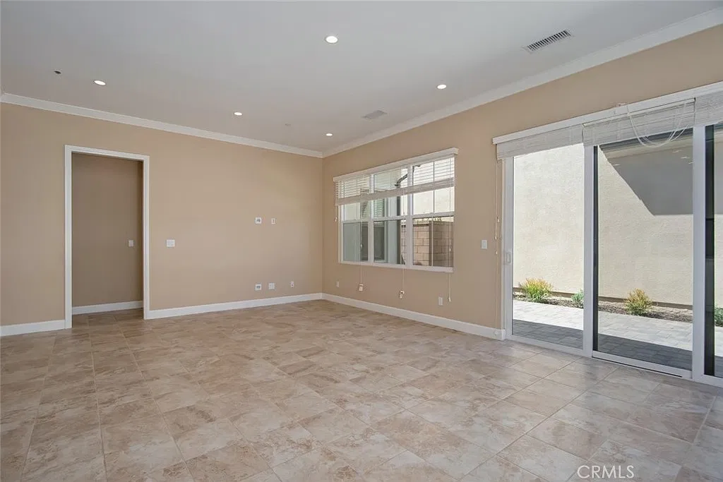 3 bed, 2.5 bath, 1948 sqft, $5,750 — Photo 3