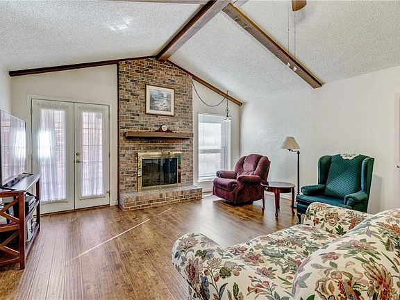 5th image of 2204 Benbrook Dr