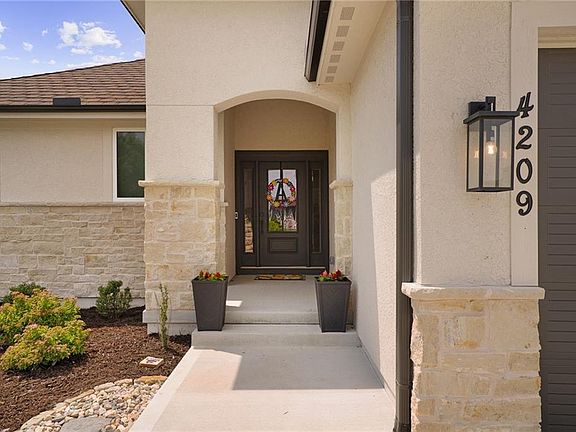 4th image of 4209 NE Hideaway Dr
