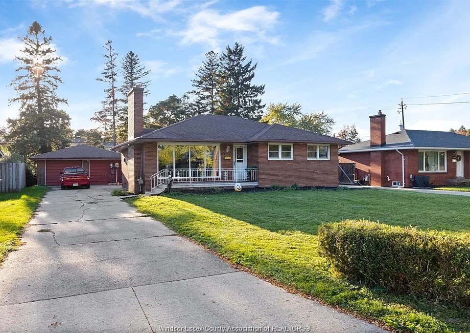 2417 Dandurand Ave