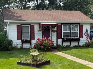 101 Oakleaf Rd, Lake In The Hills, IL 60156