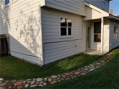 3rd image of 1907 Oak Hollow Ct