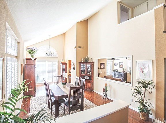 2-story vaulted ceiling