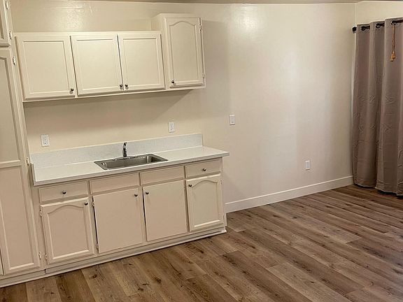 3rd image of 732 S Mariposa Ave APT 4