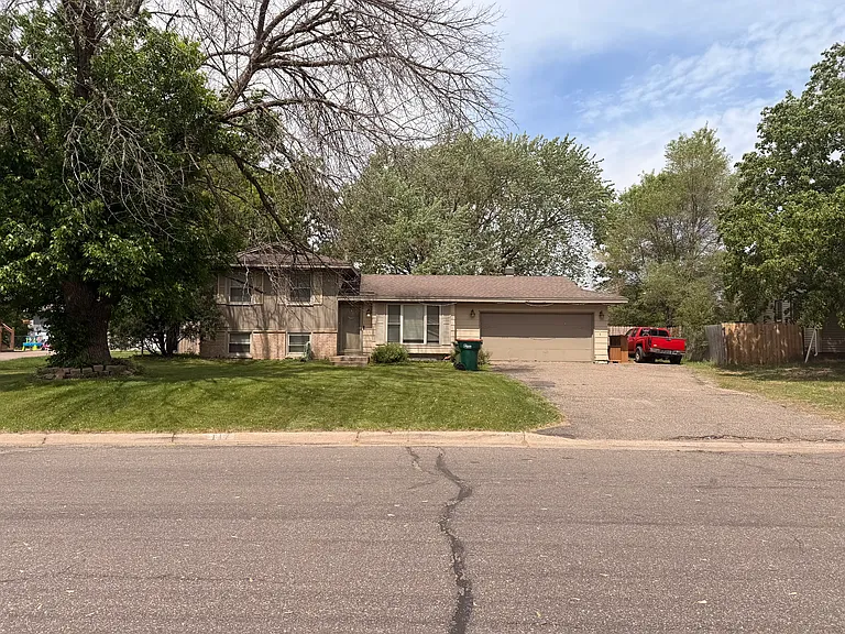 117 Oak Park Dr NE — Photo 1