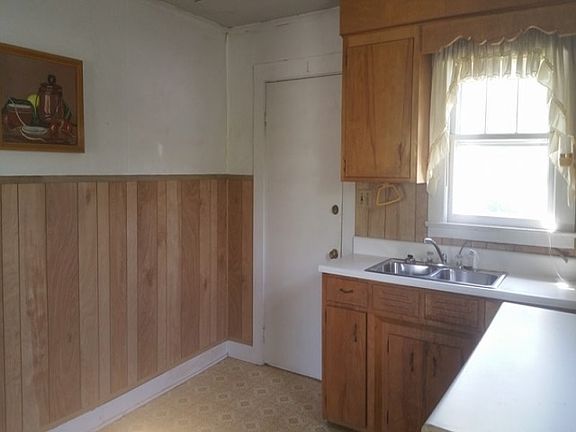 3rd image of 7139 Center Dr