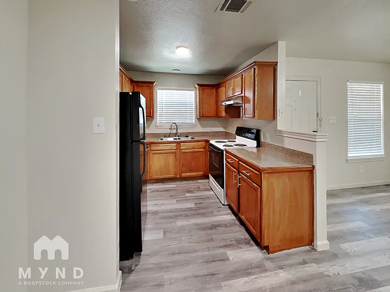 1421 E Robert St — Photo 9