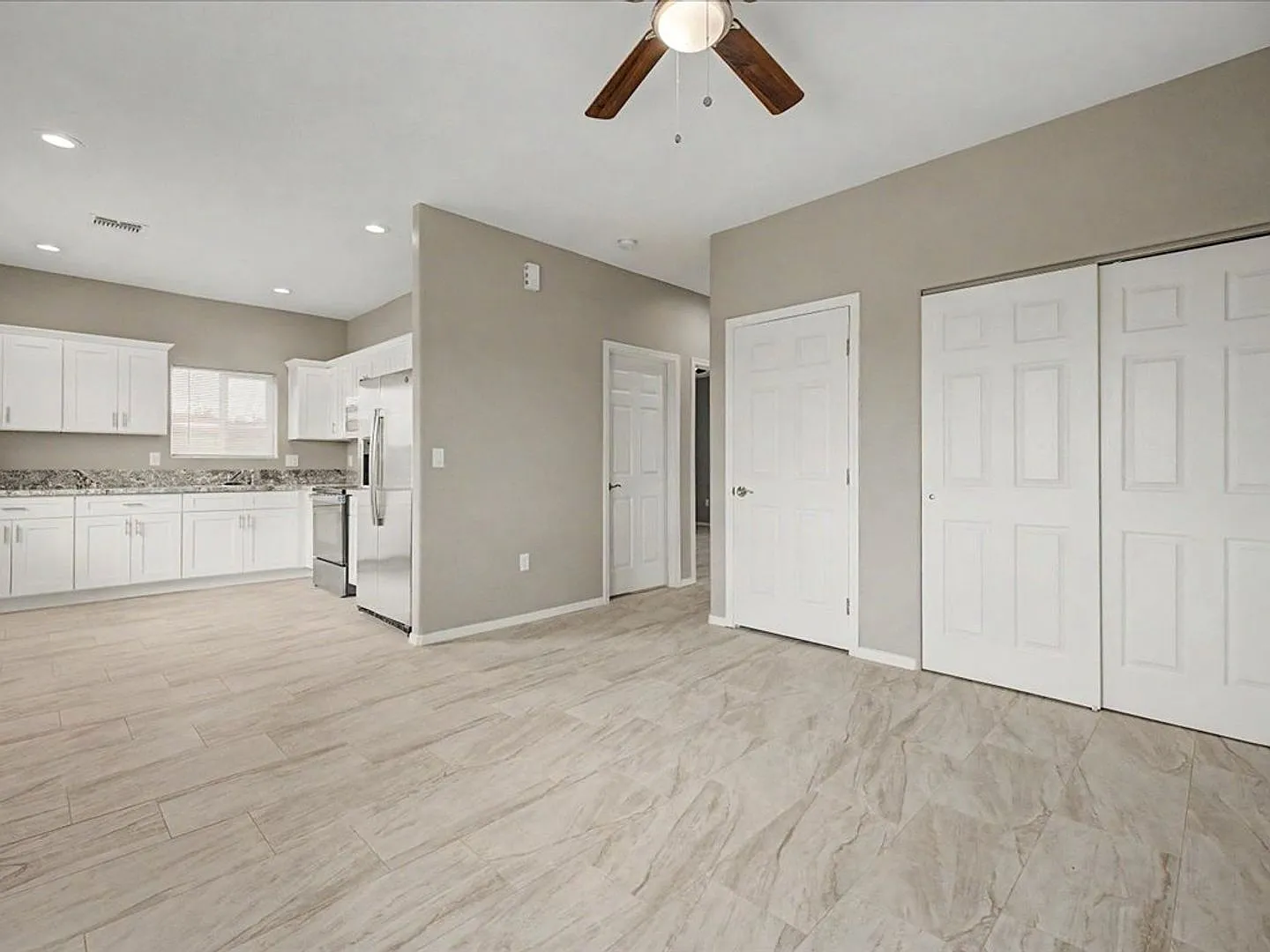 Price Reduction! $500 Off First Full Month's Rent! — Photo 4