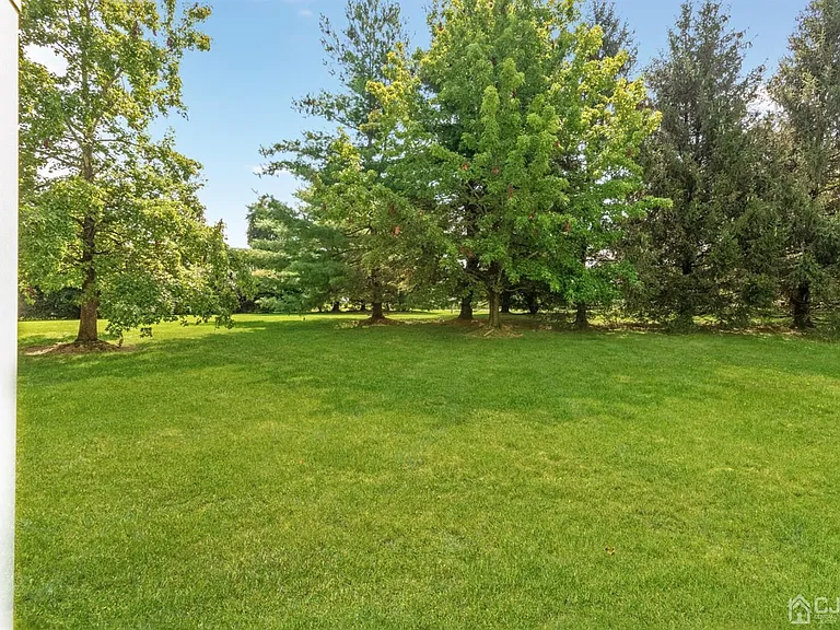 303 Pheasant Run — Photo 40