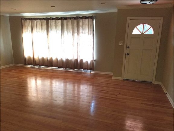 4th image of 1014 Hitchcock Dr SW