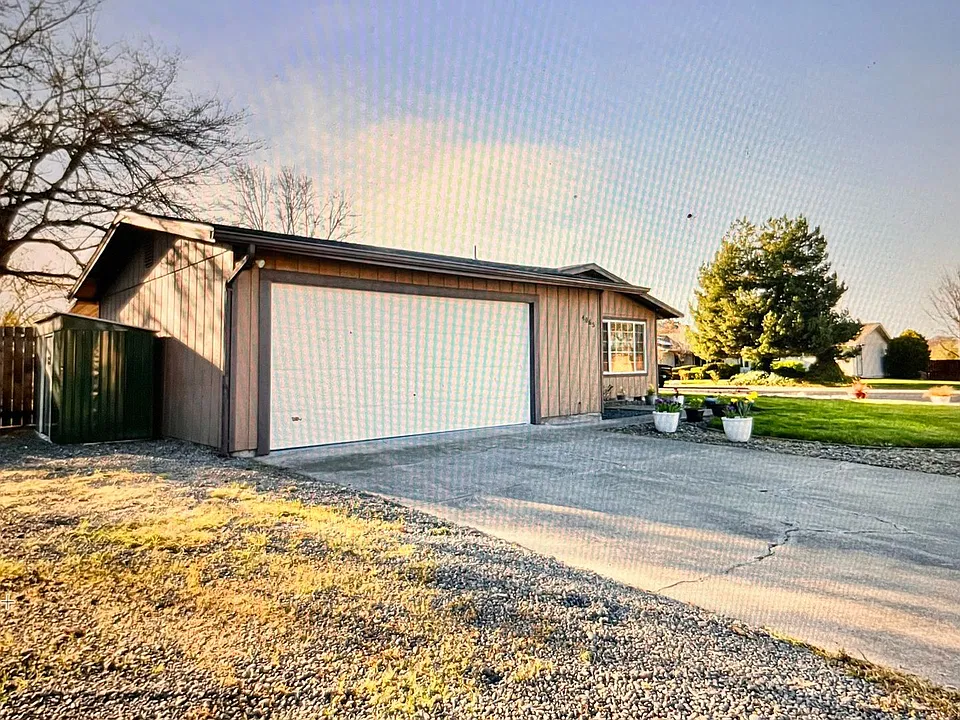 4065 Crestwood Cir