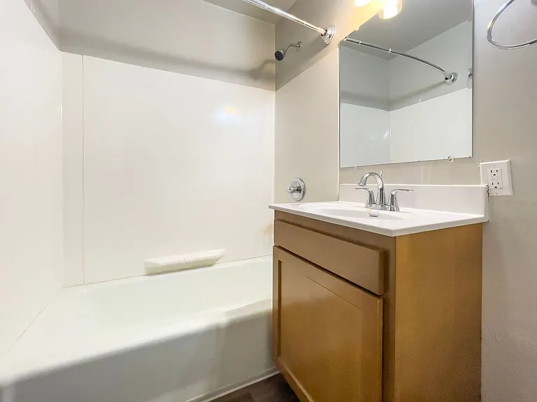 District on Oakwood - Northside Apartments — Photo 37