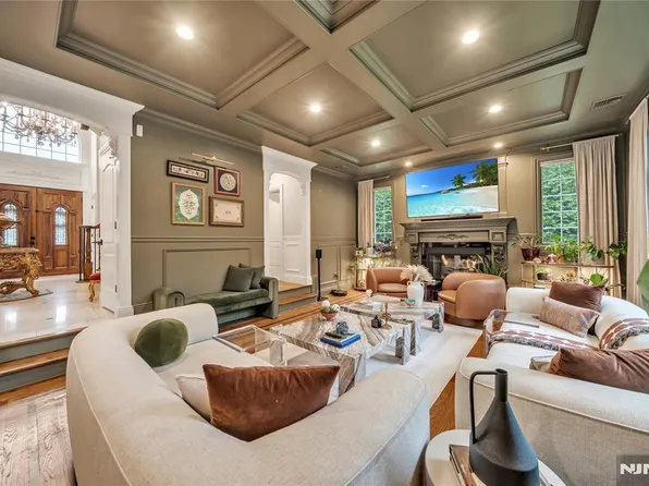 13 Arnold Ave, Closter, NJ 07624