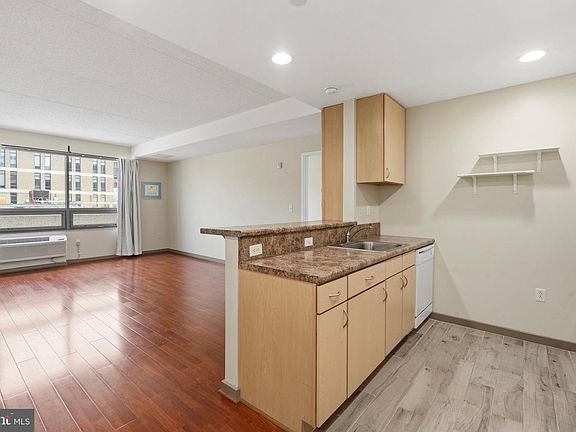 4th image of 815 Arch 37 St #516