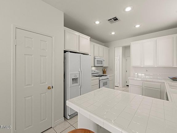 5th image of 884 Aloe Ln