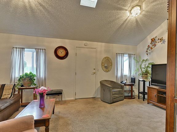 4th image of 2001 S Vallejo St