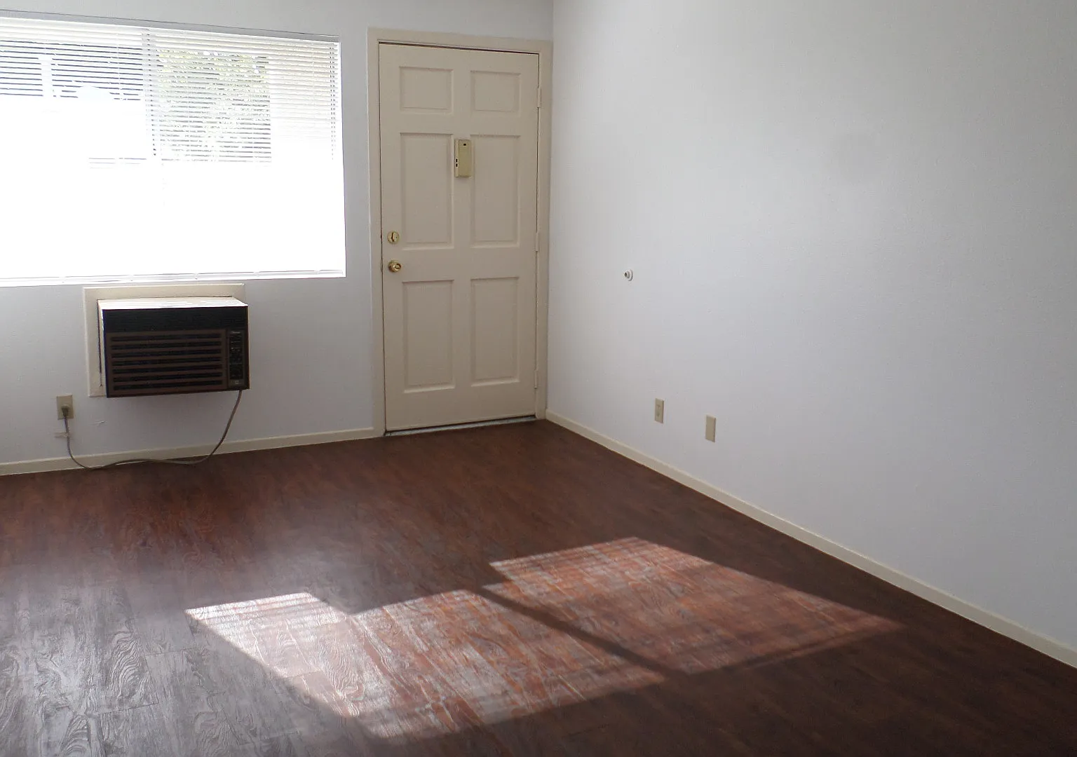 Very Large One Bedroom One Bathroom Apartment — Photo 1