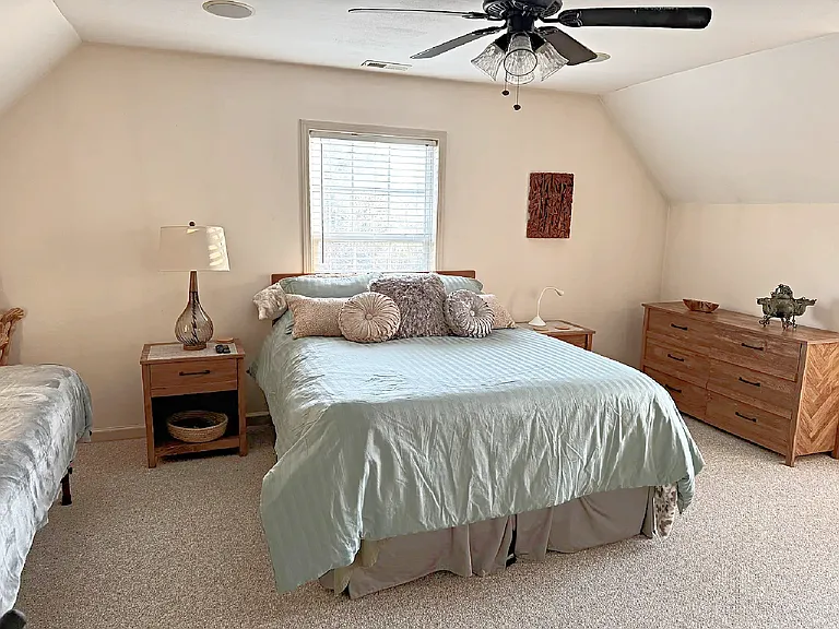 Guest Bedroom 17 X 13
Big windows with natural light and nice views!
