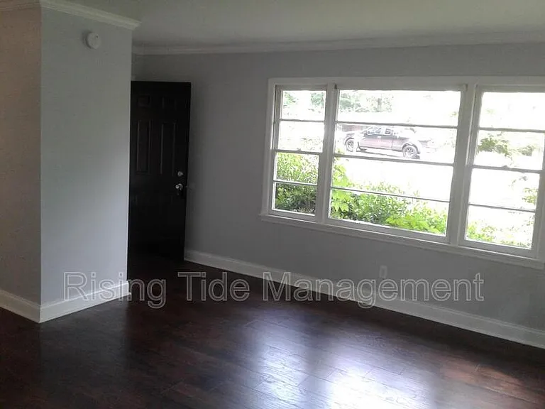 948 Hickory Dr — Photo 3