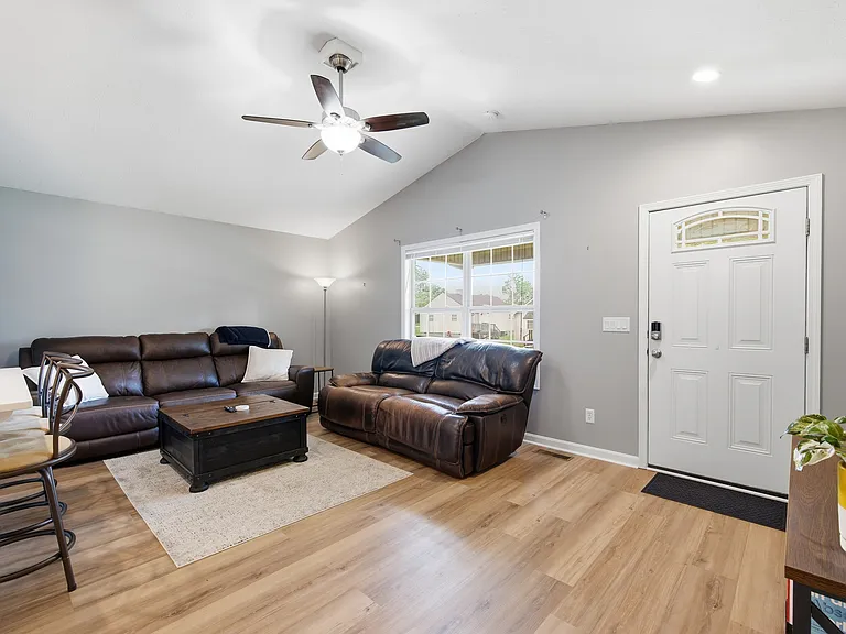 606 Kent St — Photo 4