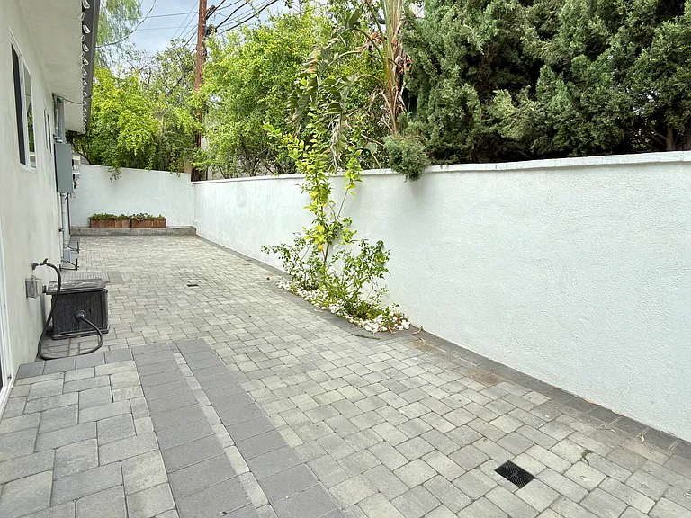 1344 Thompson Ave #A — Photo 16