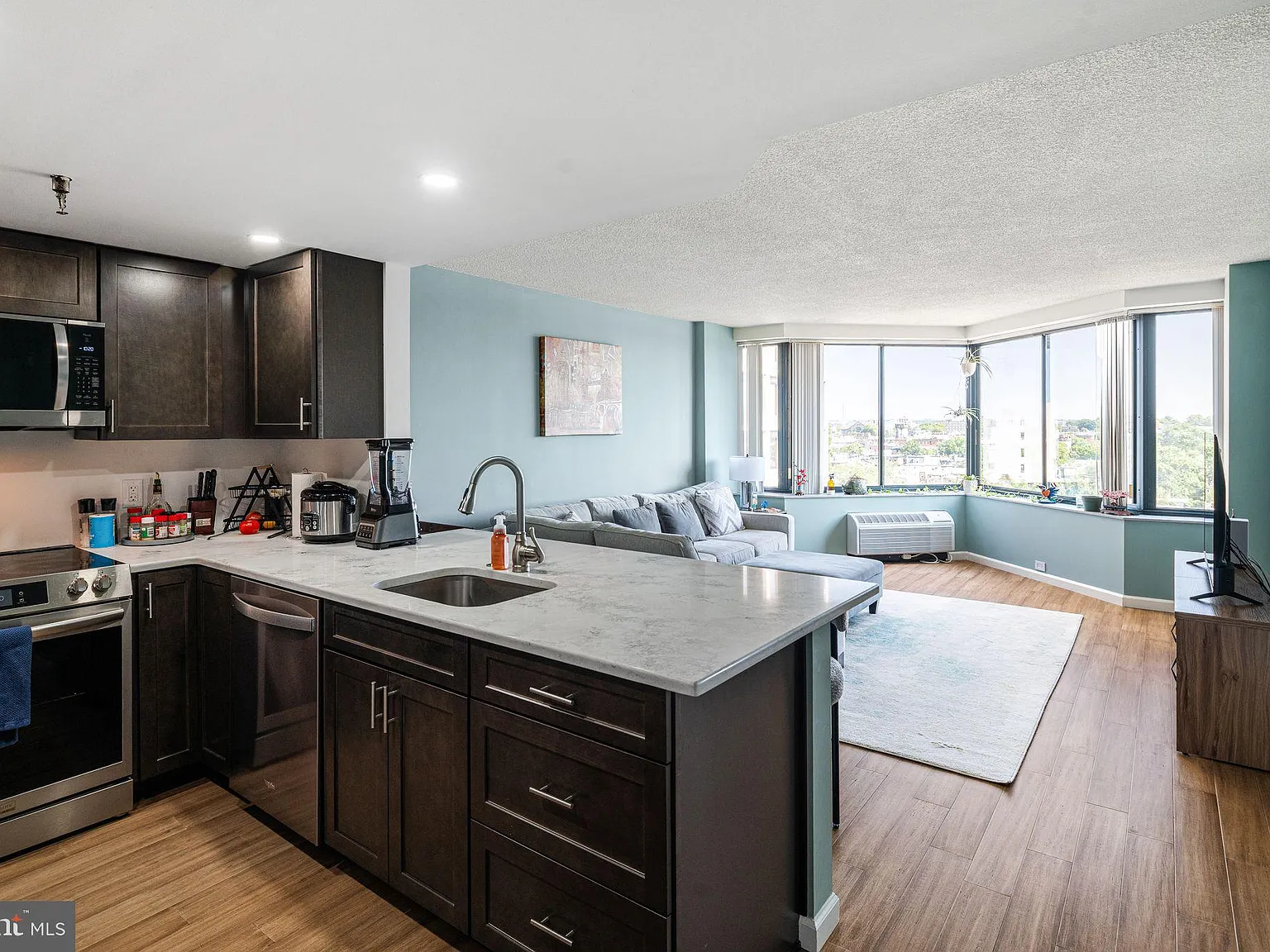 1 bed, 1.0 bath, 716 sqft, $2,250 — Photo 2
